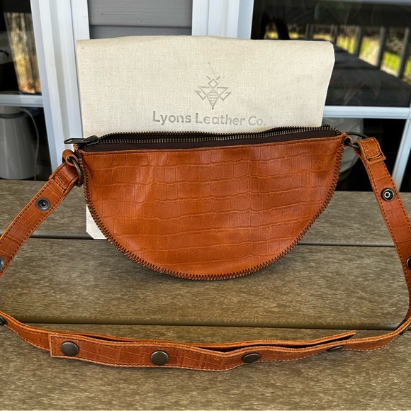 NWT Lyons Leather Sling/Crossbody - Picture 2 of 6